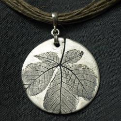 wisior,liść kasztanowca,art clay - Naszyjniki - Biżuteria