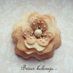 broszka filcowy kwiat,ecru - Broszki - Biżuteria