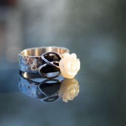 pierścionek z różyczką,delikatny,masa perłowa - Pierścionki - Biżuteria