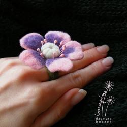 kwiatowy pierścień,pierścień filcowy,filc,z filcu - Pierścionki - Biżuteria