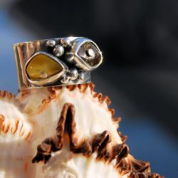 pierścionek z bursztynem,prosty,szeroka obrączka - Pierścionki - Biżuteria
