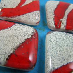 szkło,cztery magnesy,czerwony,biały - Magnesy na lodówkę - Wyposażenie wnętrz