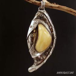 repusowany srebrny wisiorz bursztynem - Wisiory - Biżuteria