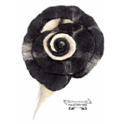filc,czarna róża,czarna,romantyczna - Broszki - Biżuteria