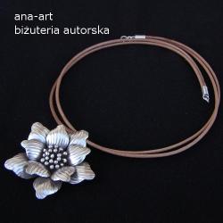 kobiecy,kwiat,rzemień - Naszyjniki - Biżuteria