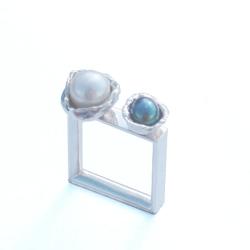 srebrny pierścionek z czarną i białą perłą - Pierścionki - Biżuteria